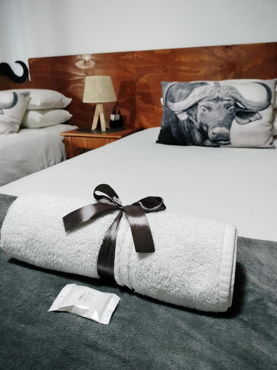 Bed, Bedroom, towels