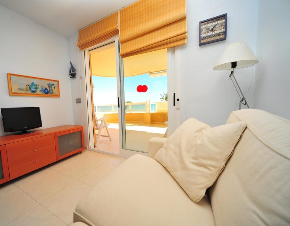 Communal lounge/ TV room, Living room, Sea view