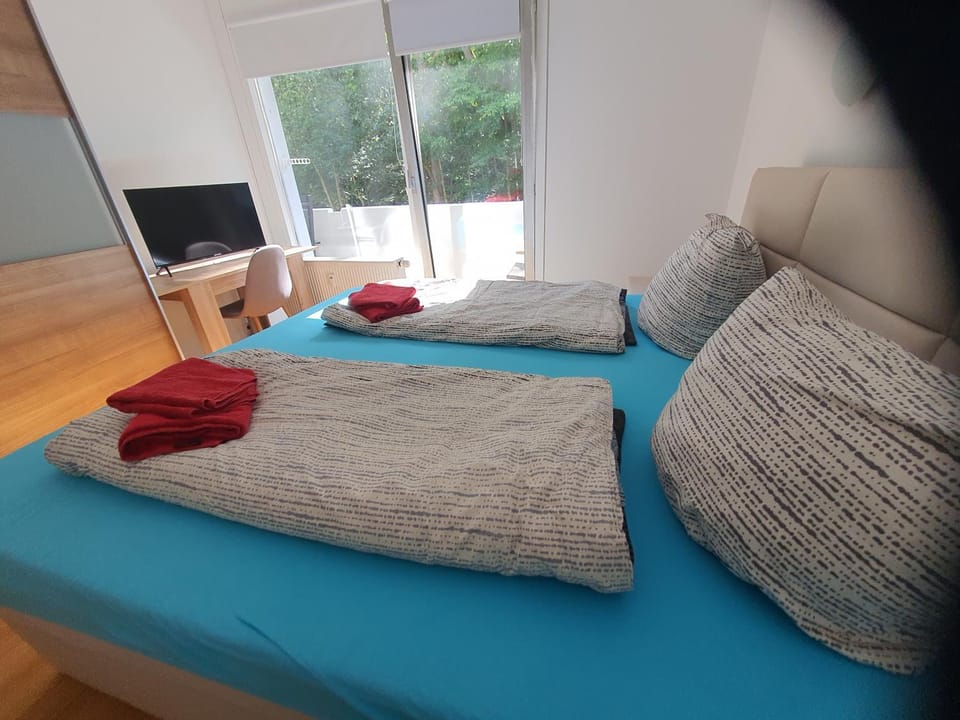 Bed, TV and multimedia, Photo of the whole room, Bedroom, towels