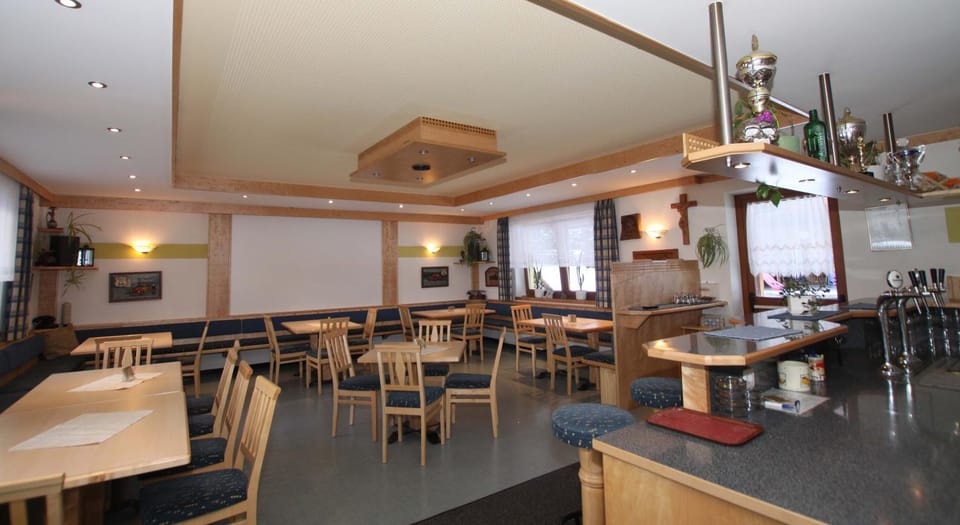 Restaurant/places to eat, Lounge or bar