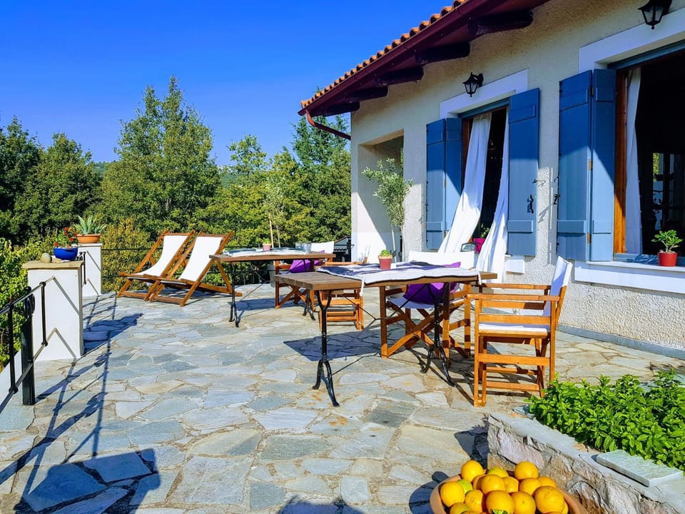 Property building, Patio, Day, View (from property/room), Balcony/Terrace, Mountain view, Entertainment