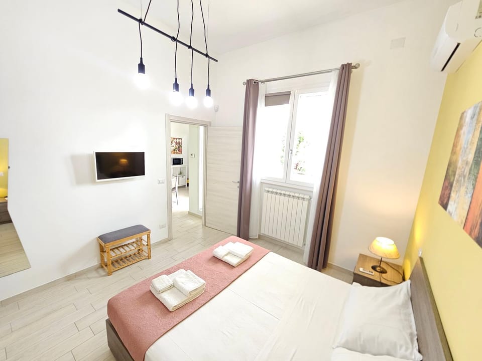 Bed, TV and multimedia, Photo of the whole room, Bedroom, air conditioner