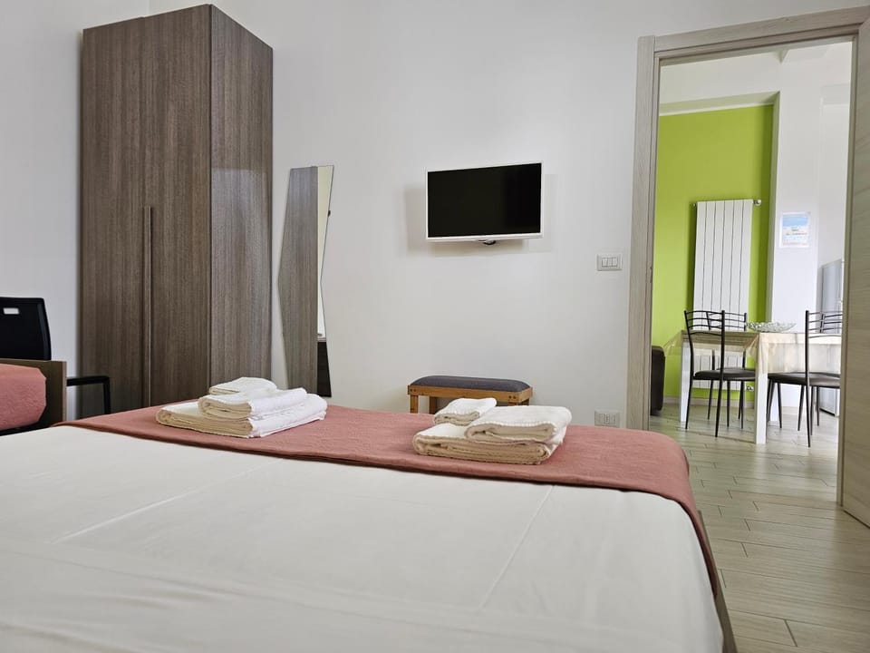 Bed, TV and multimedia, Bedroom
