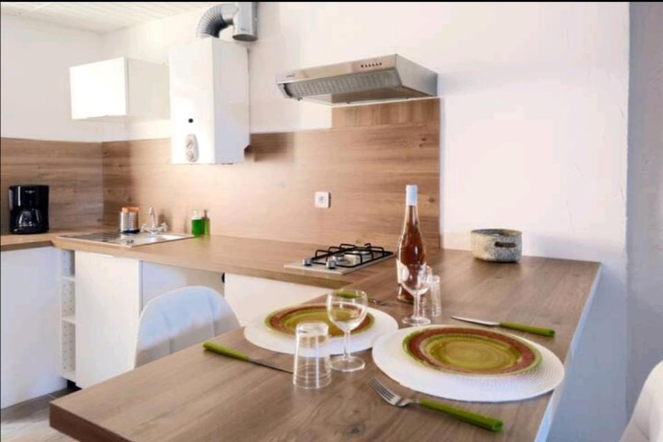Kitchen or kitchenette, Dining area, stove