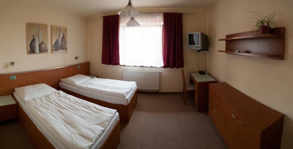 Bed, TV and multimedia, Photo of the whole room, Bedroom