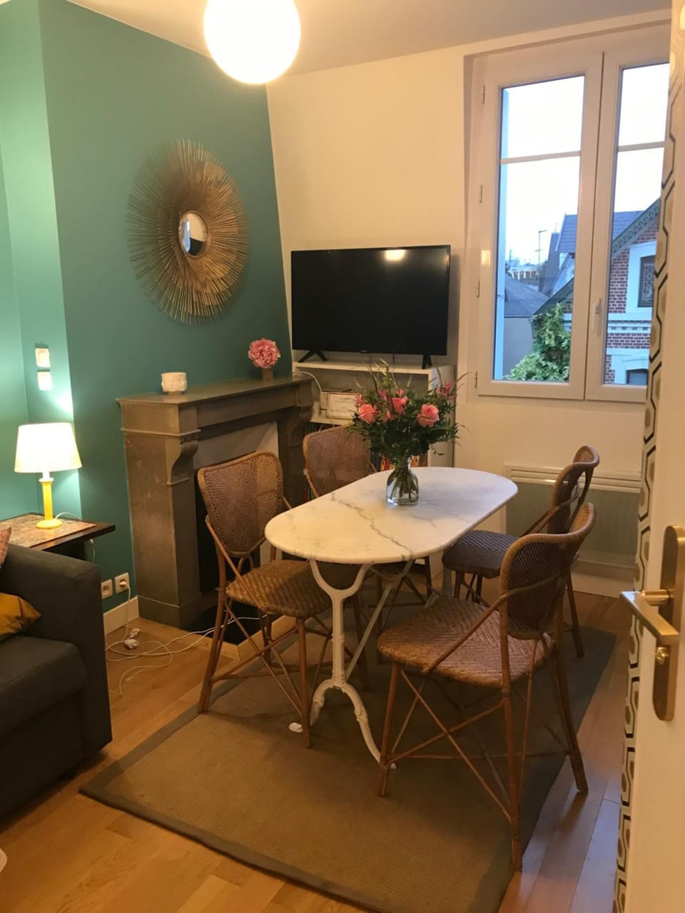 TV and multimedia, Living room, Seating area, Dining area