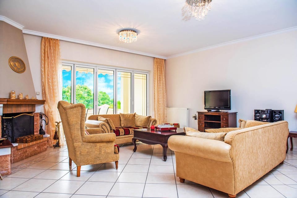 Day, TV and multimedia, Living room, Seating area, City view, Street view