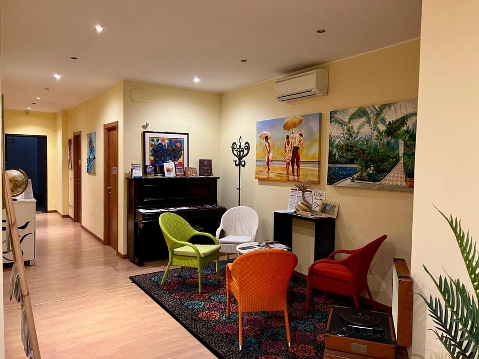 Communal lounge/ TV room, Lobby or reception, internet