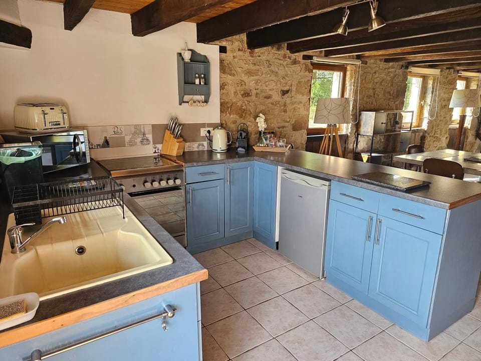 Coffee/tea facilities, Kitchen or kitchenette, dishwasher, microwave, oven, pet friendly, stove, toaster, kitchen