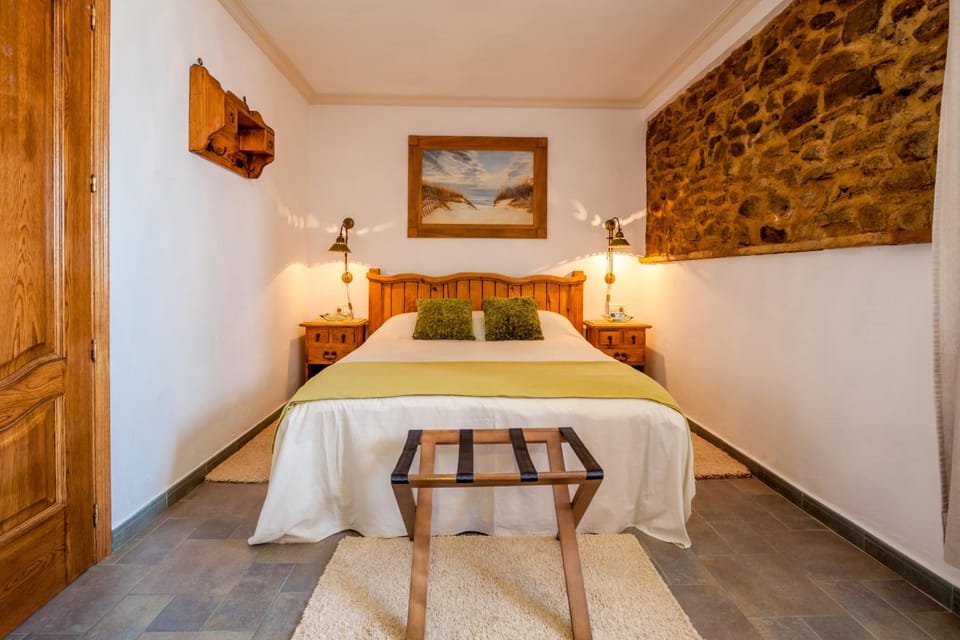 Shower, Toilet, Bed, Bathroom, TV and multimedia, Photo of the whole room, Bedroom