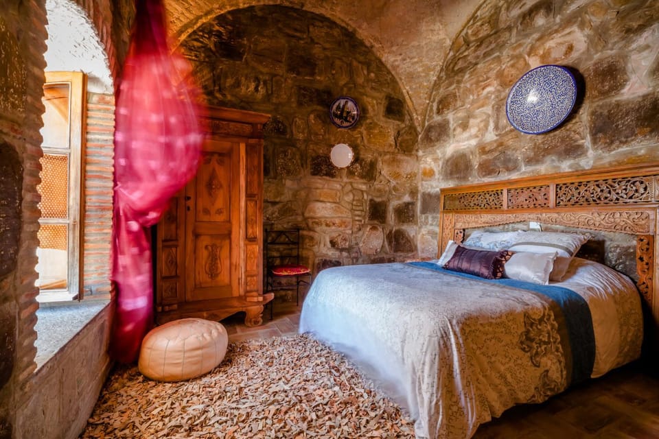 Shower, Toilet, Bed, Bathroom, TV and multimedia, Coffee/tea facilities, Living room, Photo of the whole room, Decorative detail, Seating area, Bedroom