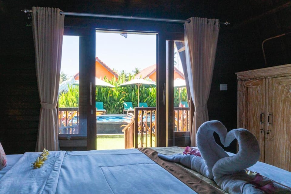 Bed, Garden view, Pool view