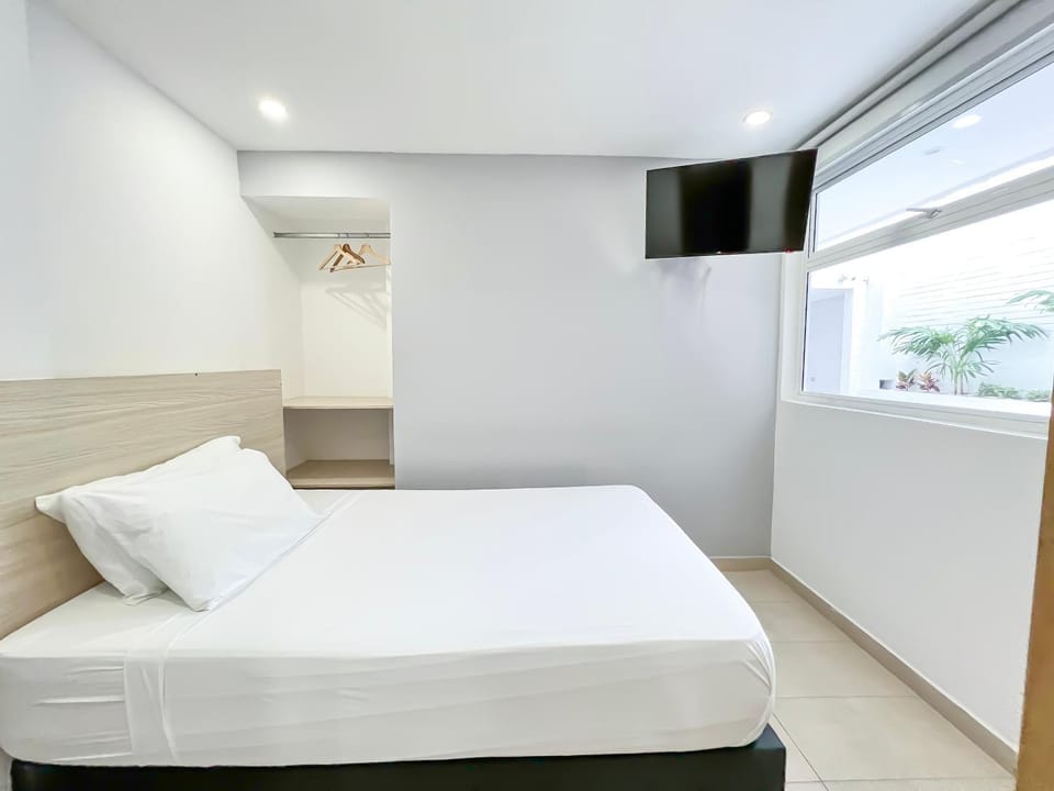 Bed, TV and multimedia, Photo of the whole room, Bedroom