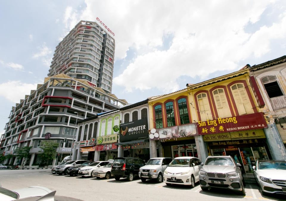 Property building, Nearby landmark, Restaurant/places to eat, Neighbourhood, Natural landscape, Food and drinks, Shopping Area