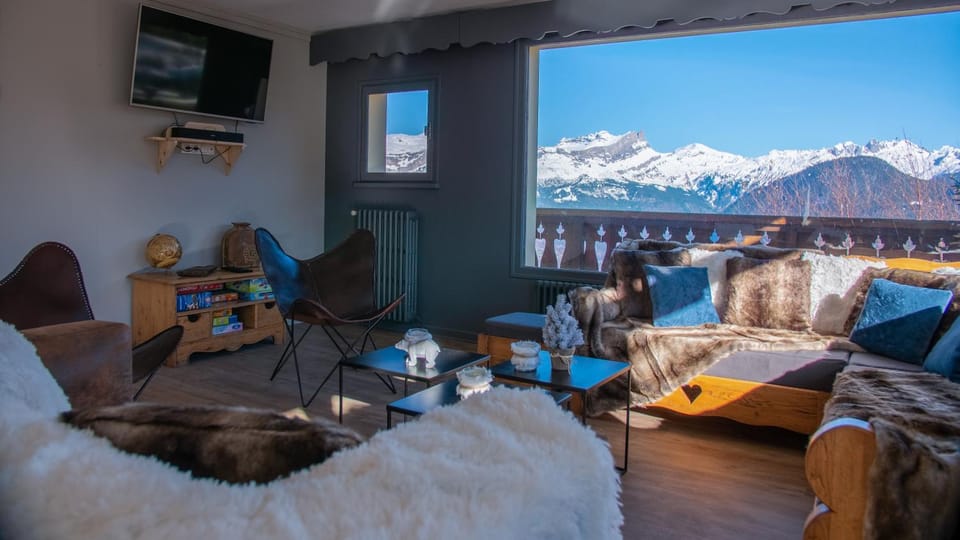 Communal lounge/ TV room, View (from property/room), View (from property/room), Living room, Lounge or bar, Mountain view, Mountain view, Pool view