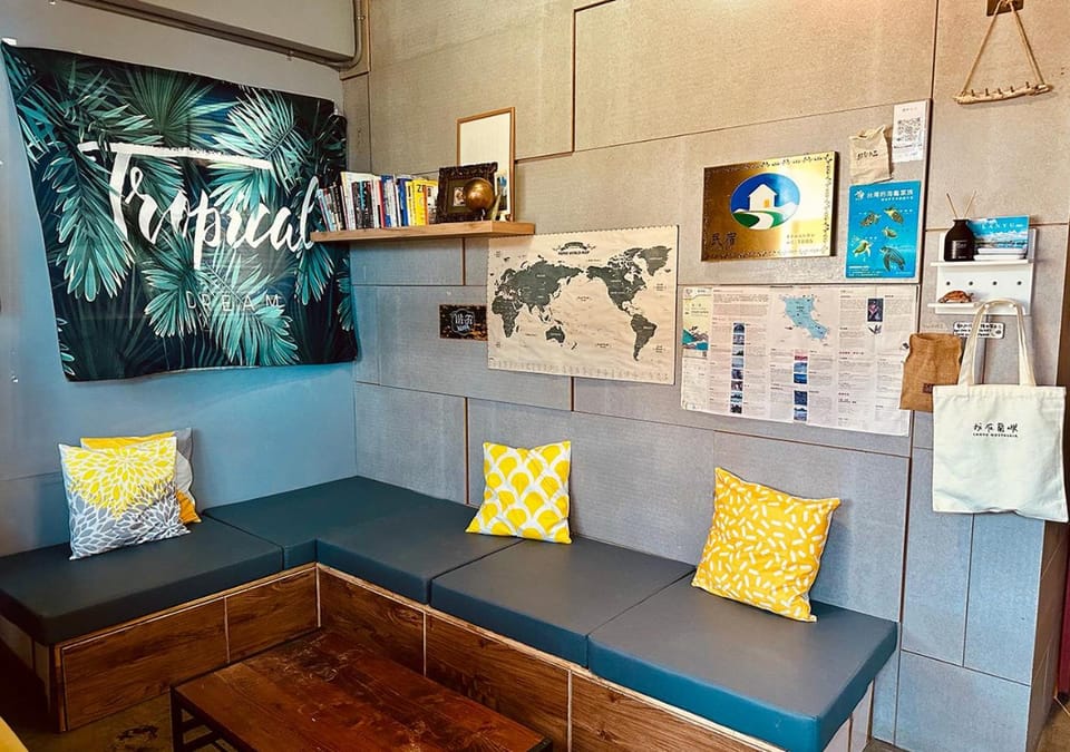 Communal lounge/ TV room, Living room, Seating area