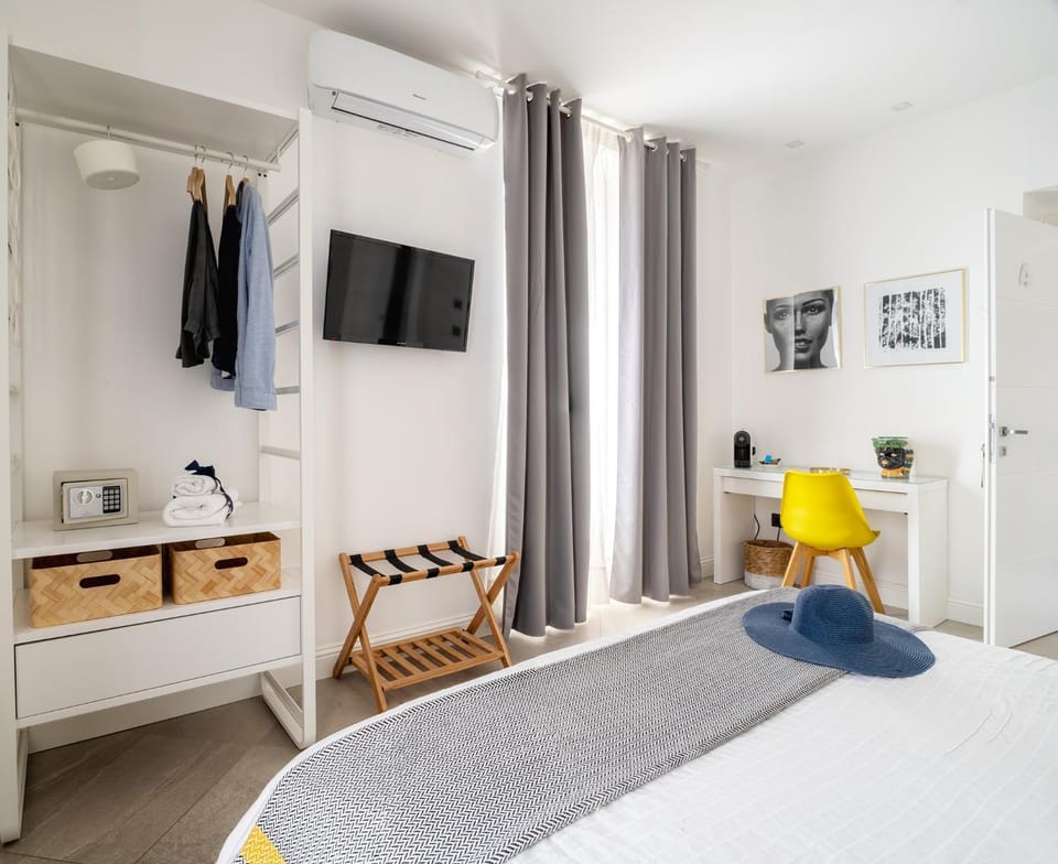 Bed, Photo of the whole room, Bedroom, hair dresser, air conditioner