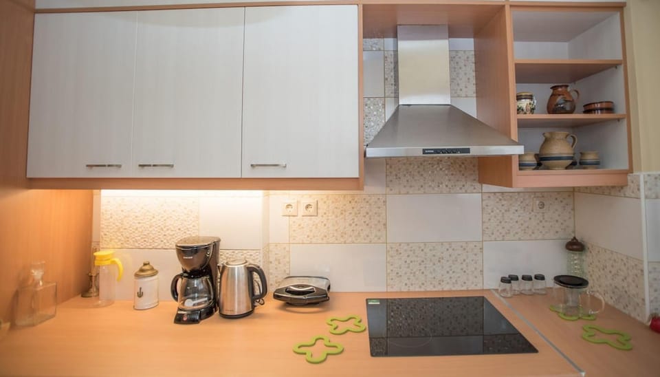 Coffee/tea facilities, Kitchen or kitchenette, stove