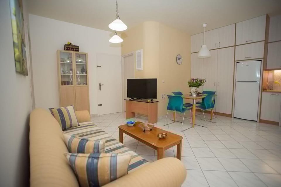 TV and multimedia, Kitchen or kitchenette, Living room, Seating area