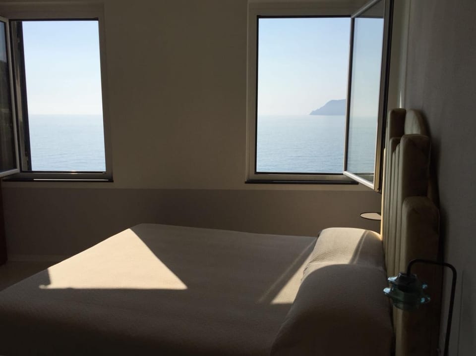Photo of the whole room, Sea view