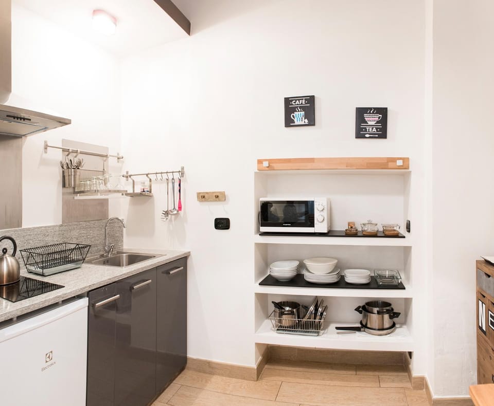 Coffee/tea facilities, Kitchen or kitchenette, stove
