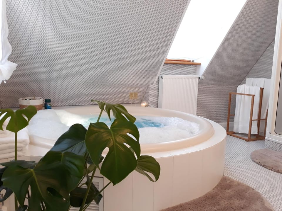 Hot Tub, Bathroom