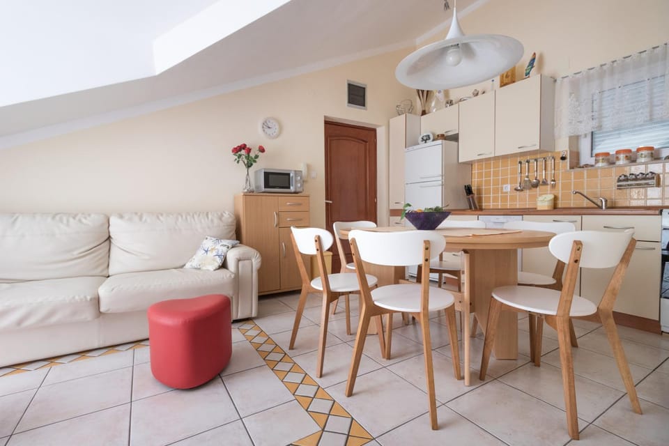 Kitchen or kitchenette, Living room, Seating area, Dining area