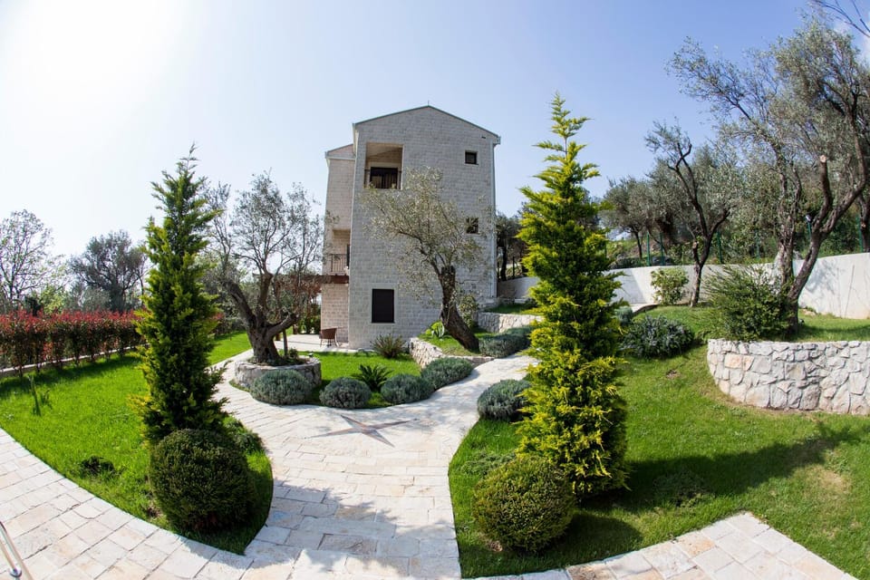 Facade/entrance, Spring, Day, Garden, Other, Decorative detail, On site, Swimming pool, Swimming pool