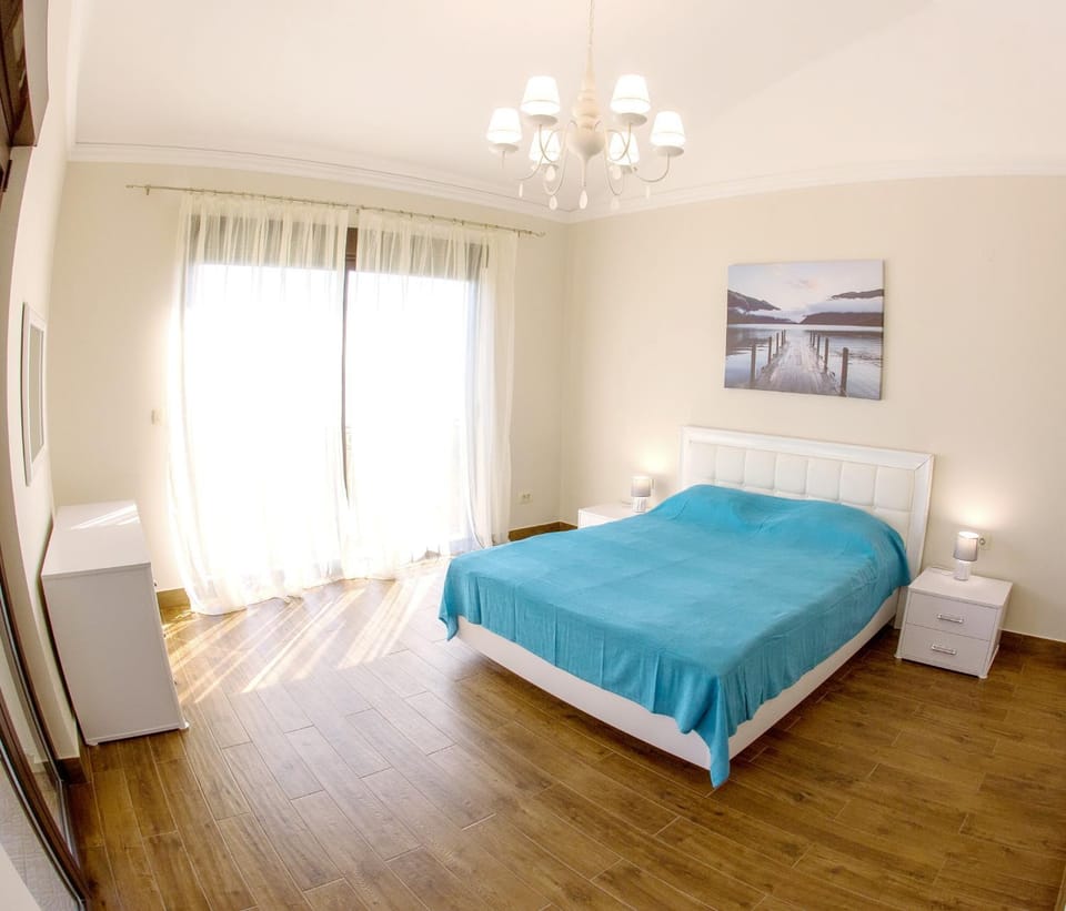 Spring, Bed, Day, Decorative detail, Bedroom, On site, Area and facilities