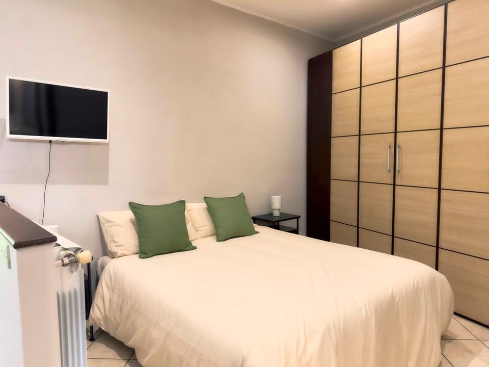 Bed, TV and multimedia, Photo of the whole room, Bedroom, hair dresser