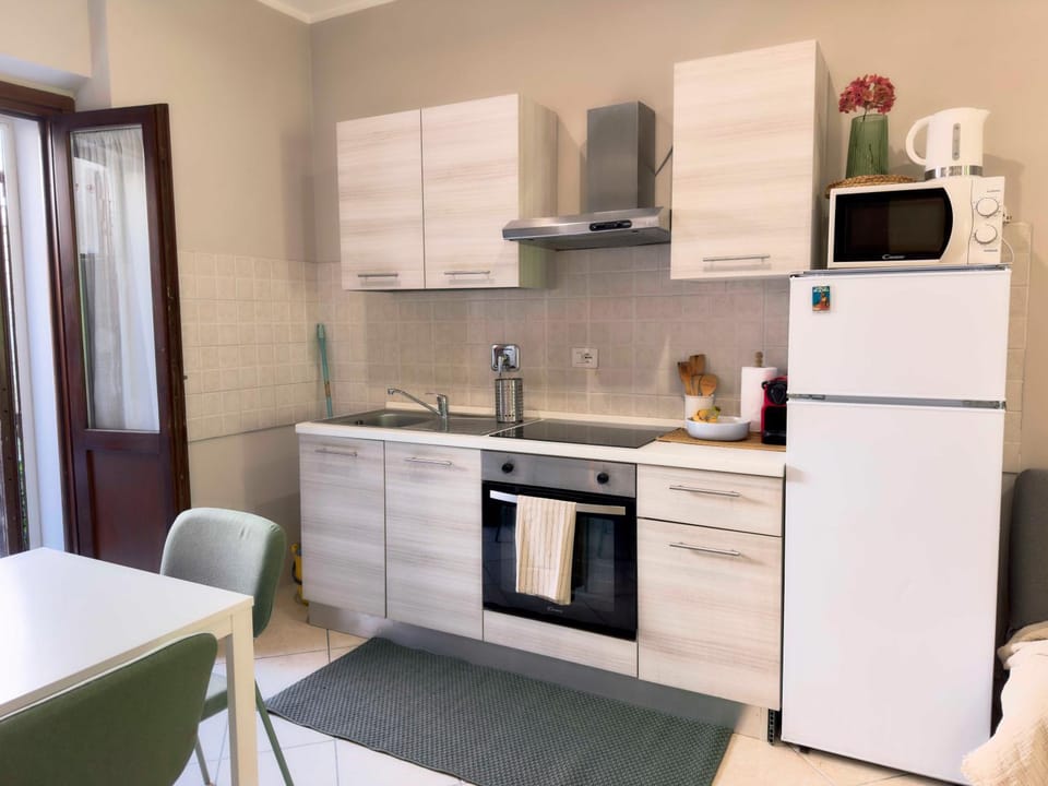 Kitchen or kitchenette, Dining area, oven, stove