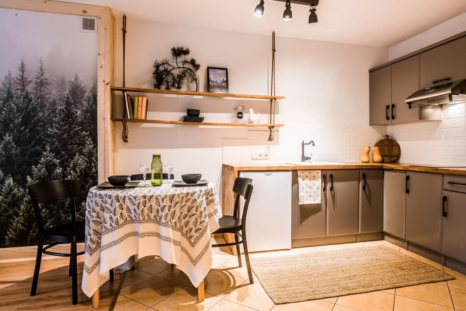 Kitchen or kitchenette, Dining area