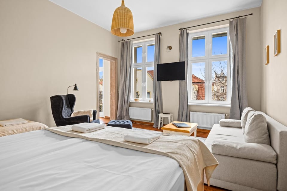 Bed, TV and multimedia, Seating area, Bedroom