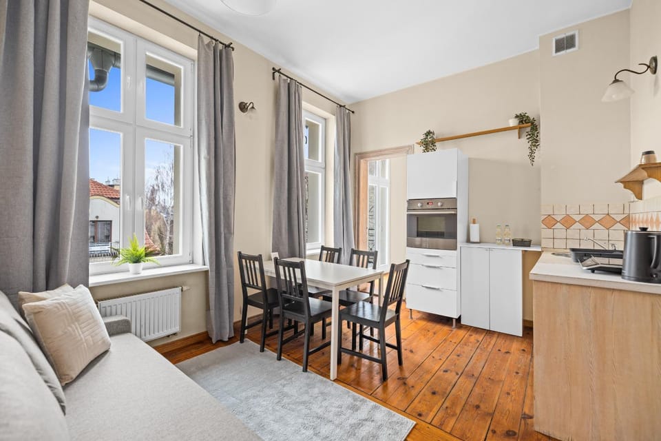 Kitchen or kitchenette, Seating area, Dining area