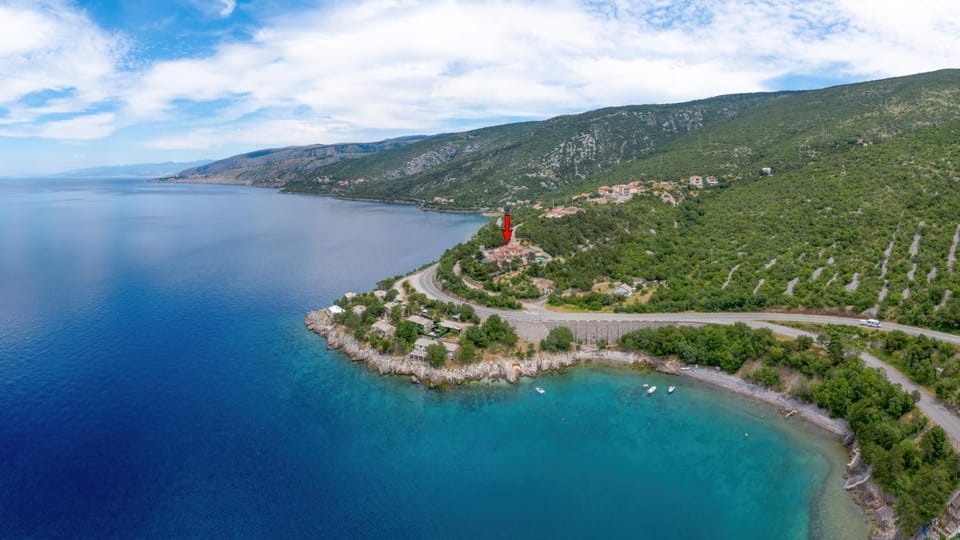 Property building, Natural landscape, Bird's eye view, Hiking