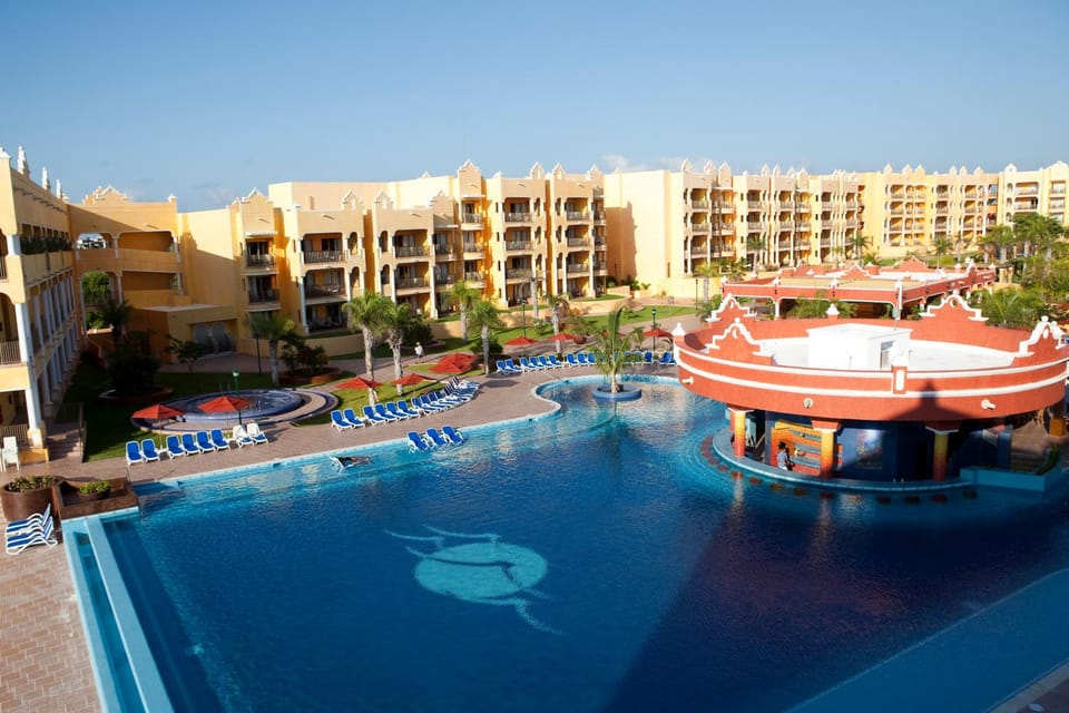 Property building, Day, Swimming pool, Swimming pool, sunbed