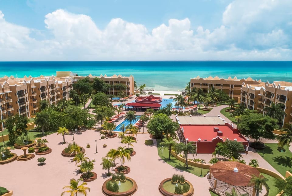 Property building, Day, Natural landscape, Balcony/Terrace, Beach, Sea view, Swimming pool, sunbed