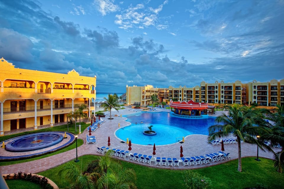 Property building, Day, Natural landscape, Bird's eye view, Swimming pool, sunbed