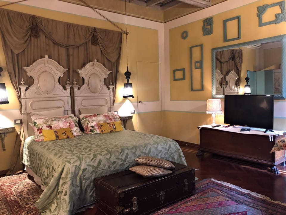 Photo of the whole room, Bedroom