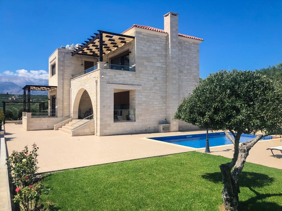 Property building, Facade/entrance, Garden, Swimming pool, Swimming pool