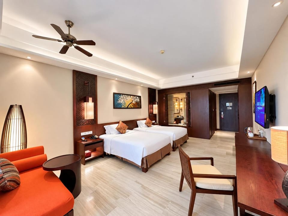 Bed, Photo of the whole room, Seating area, Bedroom