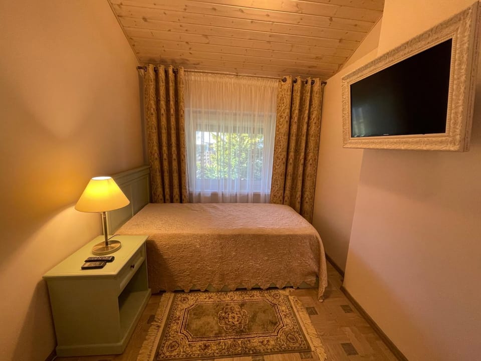 Communal lounge/ TV room, Bed, TV and multimedia, Photo of the whole room, Bedroom