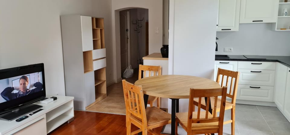 Kitchen or kitchenette, Seating area, Dining area