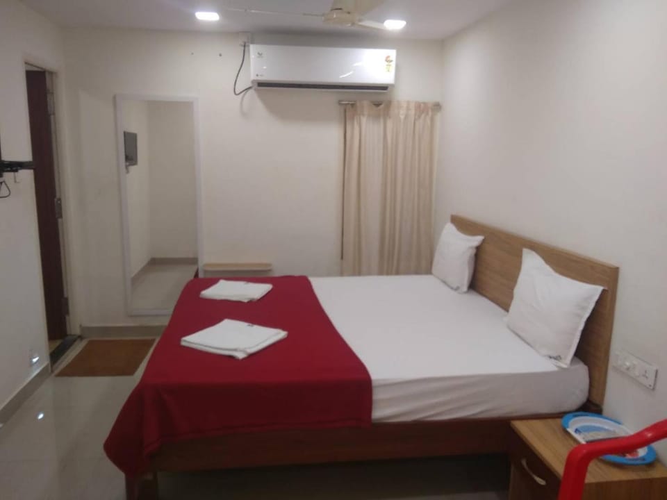 Bed, Photo of the whole room, Bedroom, towels, air conditioner