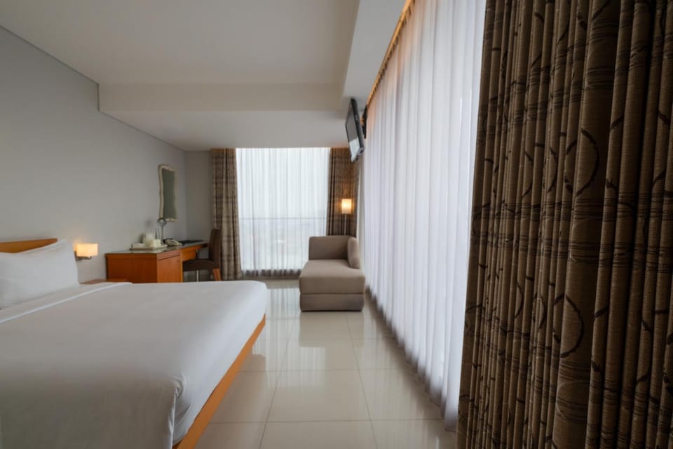 Bed, Photo of the whole room, Seating area, Bedroom