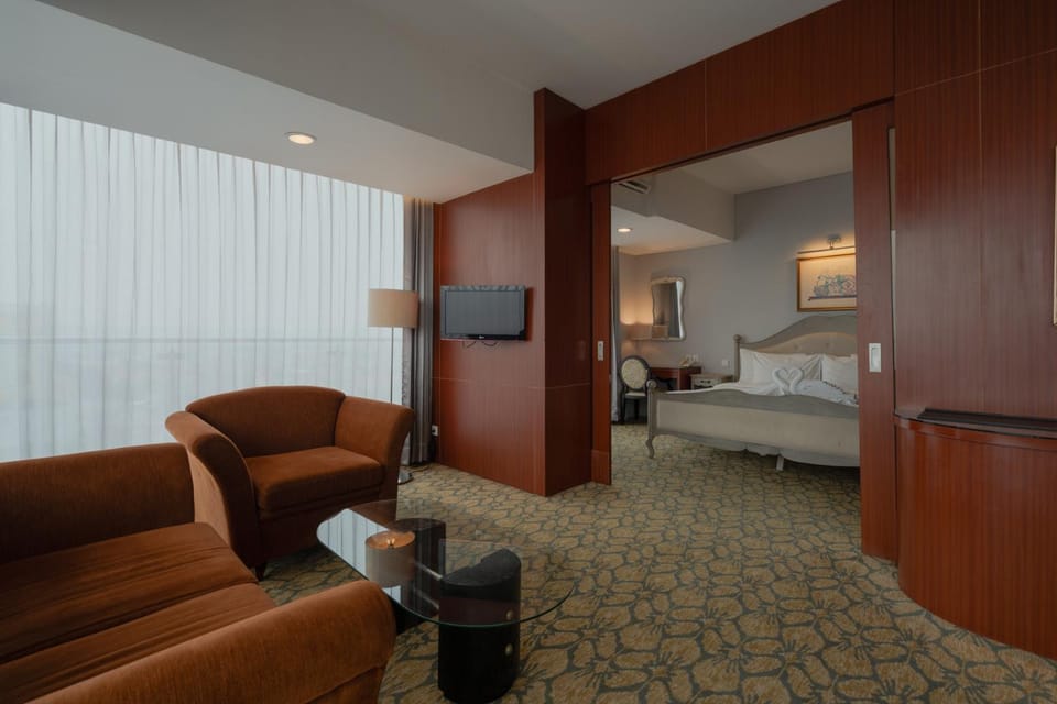 Communal lounge/ TV room, Bed, TV and multimedia, Living room, Photo of the whole room, Seating area, Bedroom, hair dresser