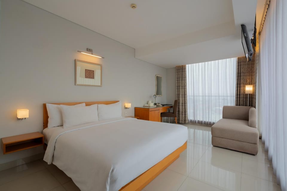 Bed, Living room, Photo of the whole room, Seating area, Bedroom