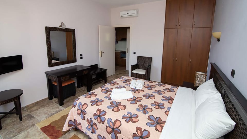 Bed, TV and multimedia, Photo of the whole room, Bedroom, hair dresser, wardrobe, air conditioner