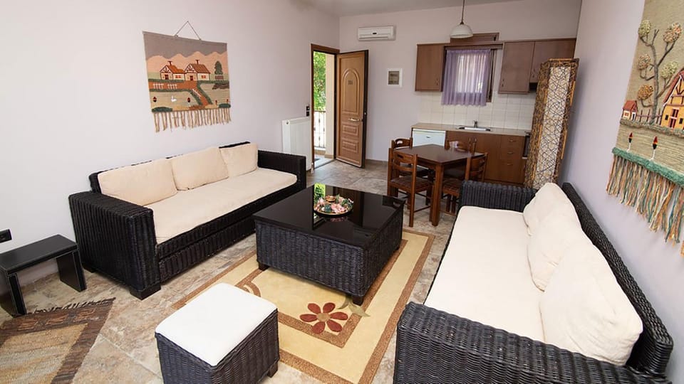 Living room, Photo of the whole room, Seating area, Dining area, internet, locker, air conditioner