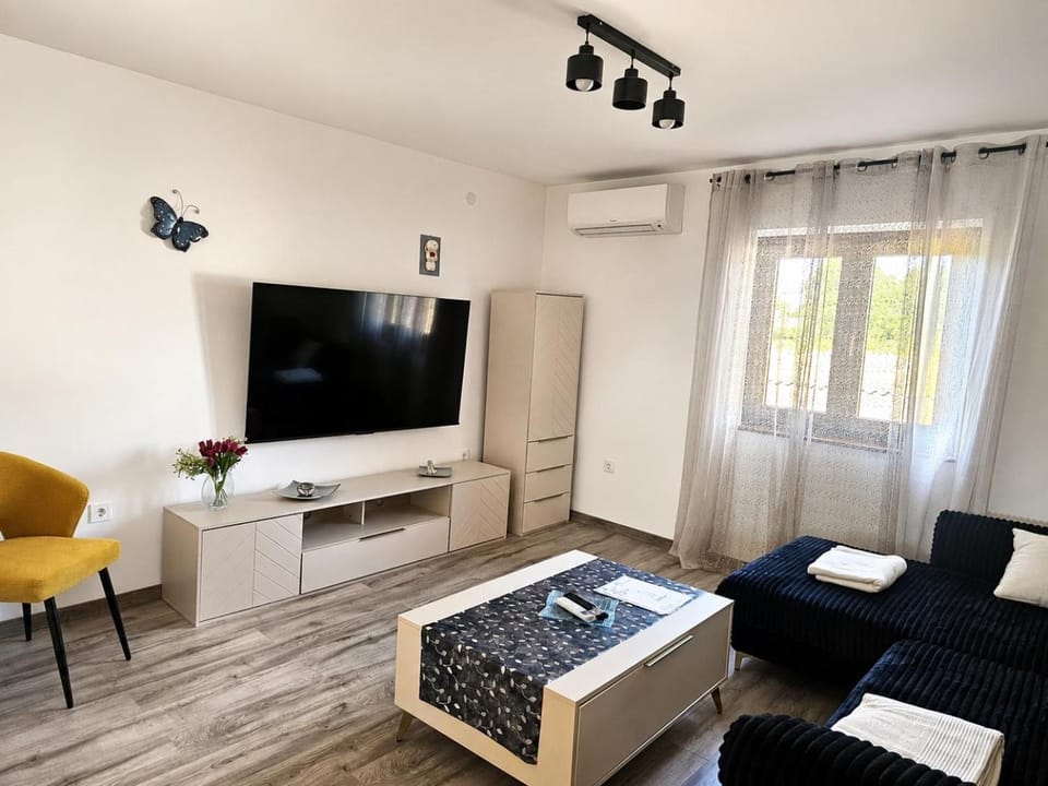 TV and multimedia, Living room, Seating area, Evening entertainment